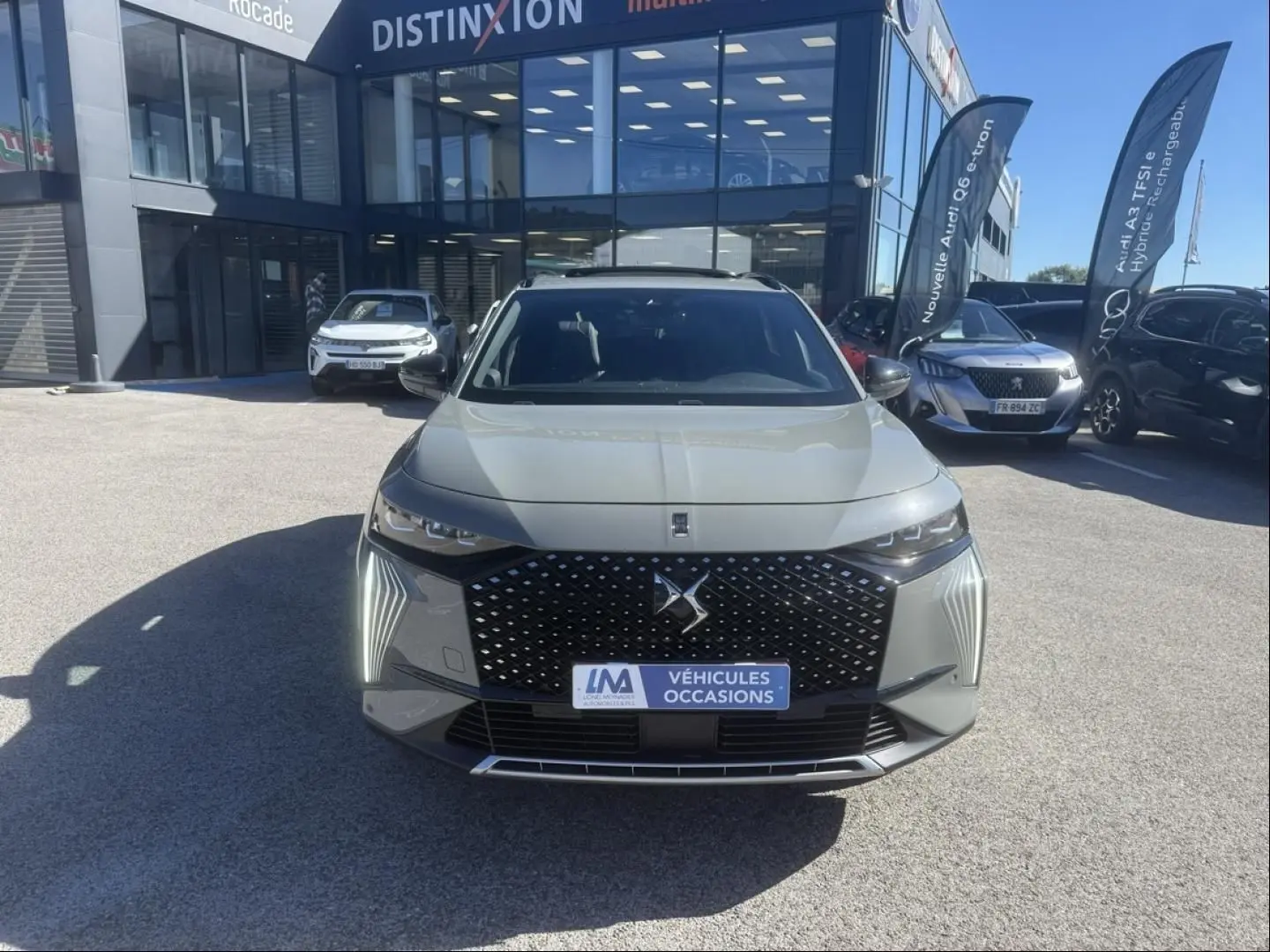 Vue frontale d’un DS7 1.5 HDI 130cv Étoile gris métal avec calandre noire à motifs losanges et feux LED verticaux.
