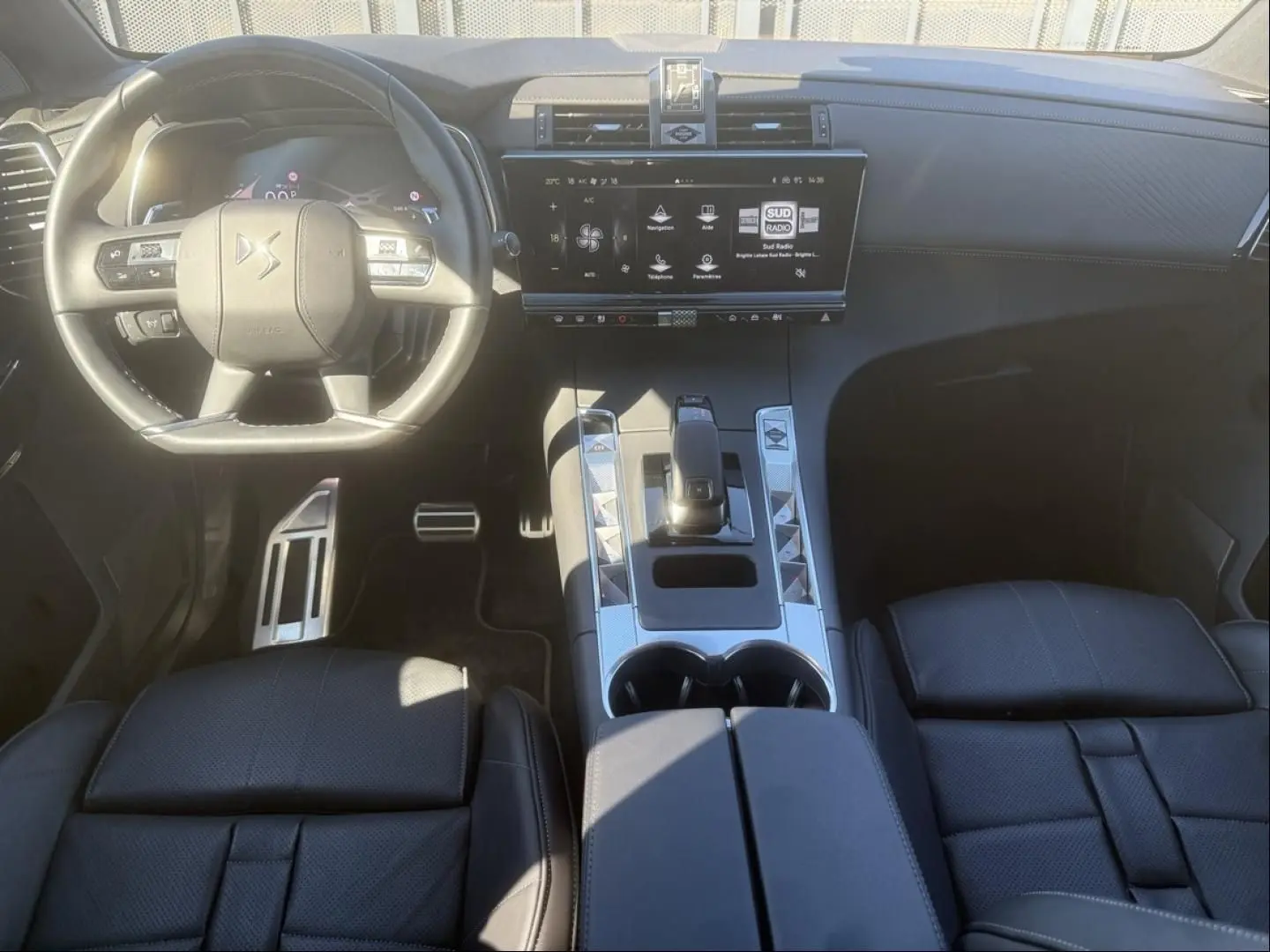 Vue intérieure avant du DS7 1.5 HDI 130cv Etoile 2025, avec tableau de bord digital et sellerie cuir noire.