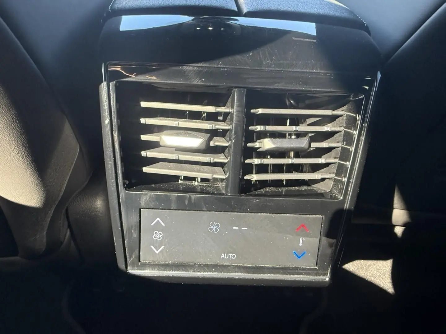 Vue rapprochée des aérateurs arrière et commandes de climatisation du DS7 1.5 HDI 130cv Gris Métal 2025.