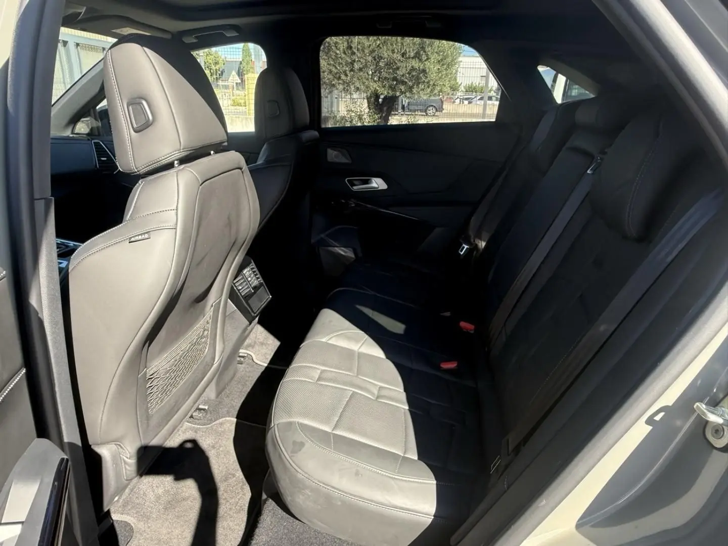 Vue intérieure côté droit des sièges arrière en cuir noir du DS7 1.5 HDI 130cv Gris Métal 2025, avec porte ouverte.