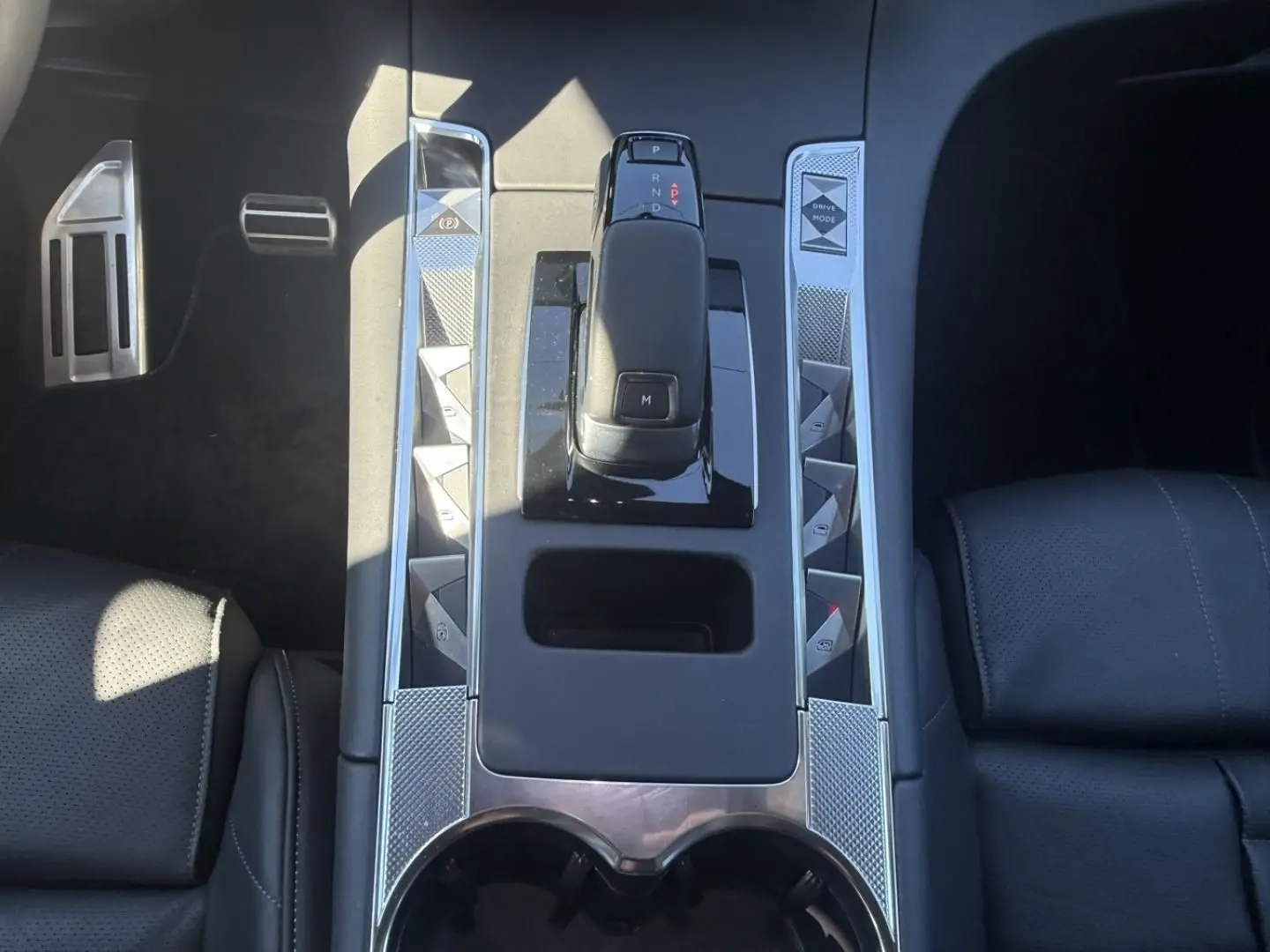 Gros plan sur la console centrale du DS7 1.5 HDI 130cv Gris métal 2025, avec levier de vitesses automatique et sièges noirs.