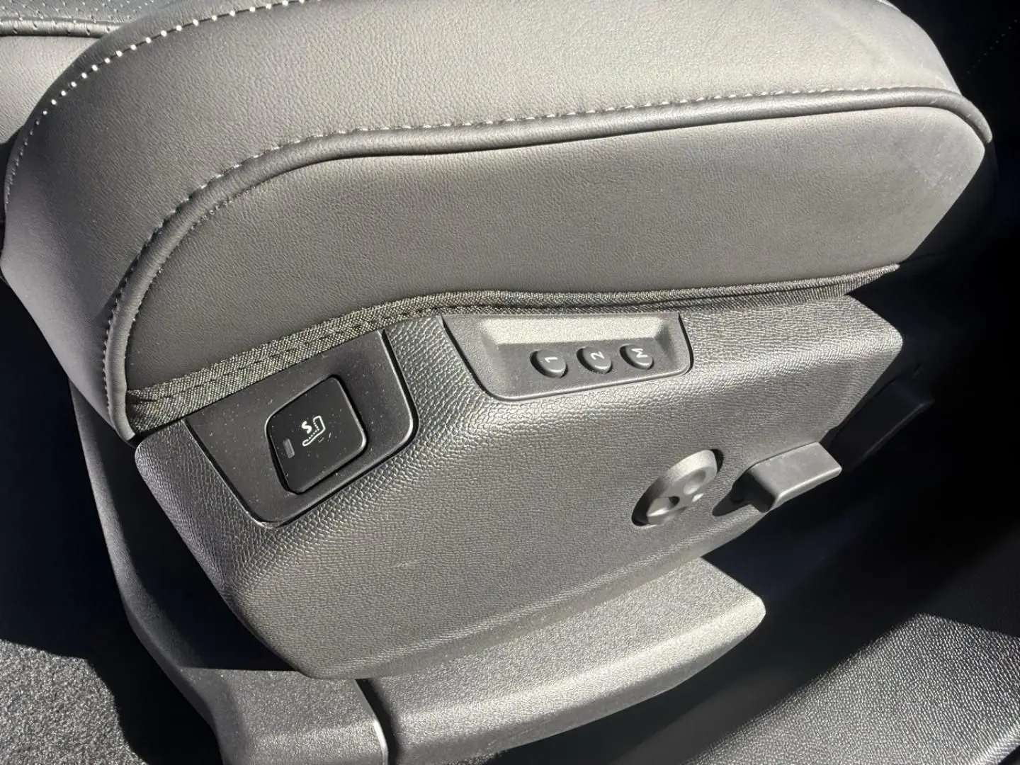 Détail des commandes de réglage électrique et mémoire du siège conducteur en cuir gris du DS7 1.5 HDI 130cv 2025.