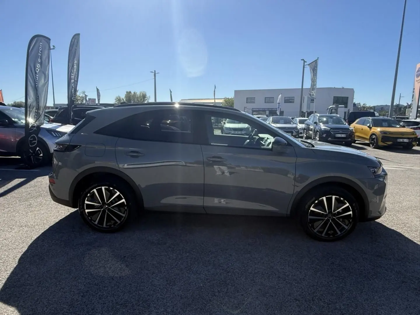 Vue de profil côté gauche du DS7 1.5 HDI 130cv Etoile gris métal 2025, avec jantes alliage noires et toit noir.