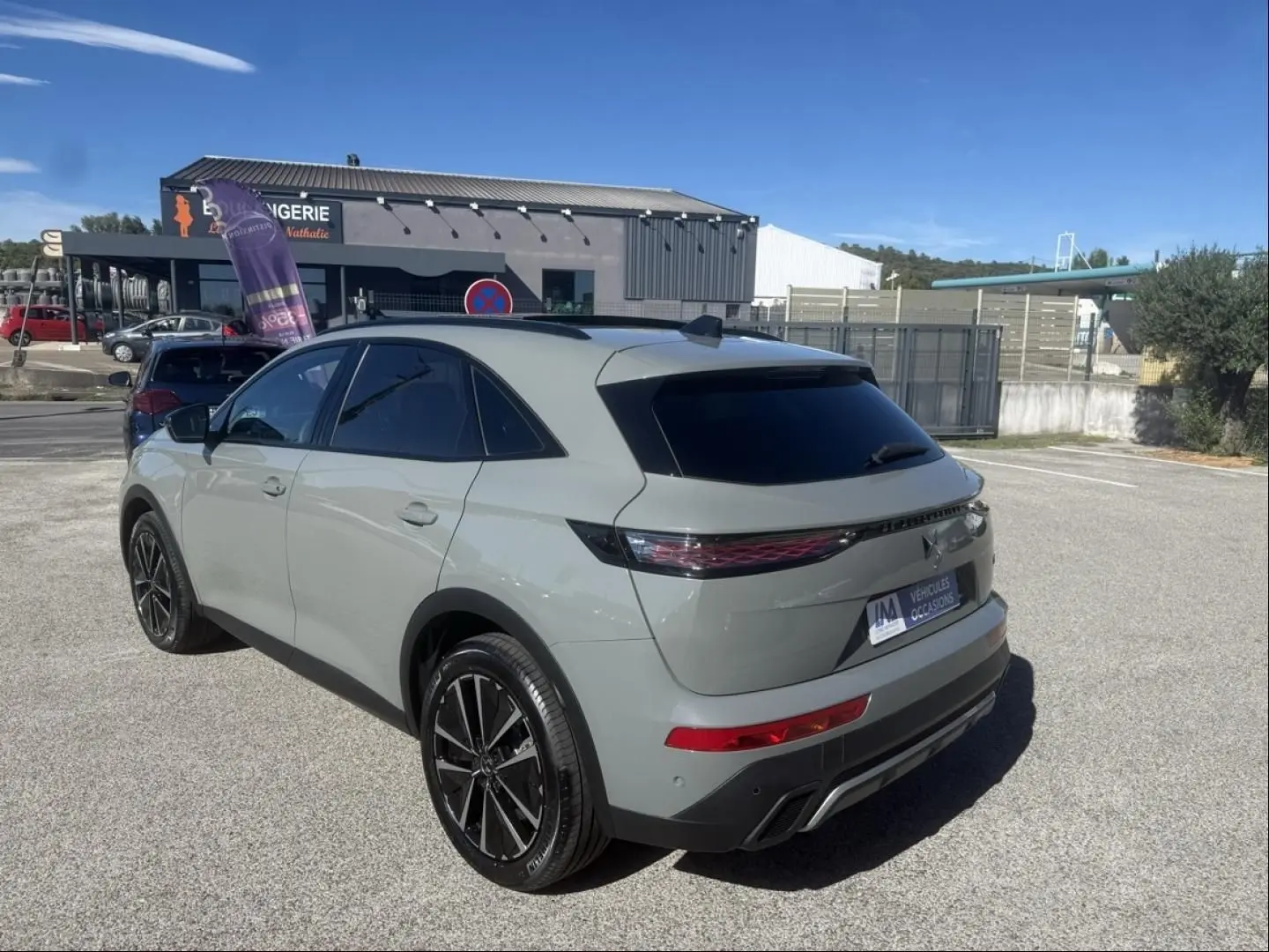 Vue 3/4 arrière droite d’un DS7 1.5 HDI 130cv Etoile gris métal 2025 avec vitres teintées et jantes noires distinctives.
