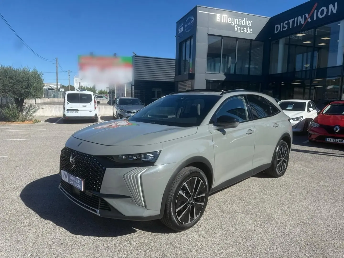 DS7 1.5 HDI 130cv Etoile gris métal en 3/4 avant droit, avec calandre distinctive et jantes noires.