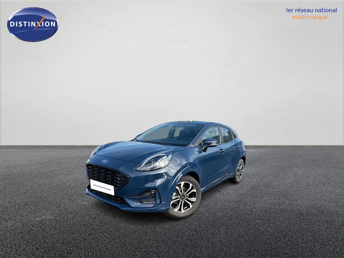 Ford Puma bleu en 3/4 avant droit avec jantes alliage 17 pouces et calandre noire distinctive.