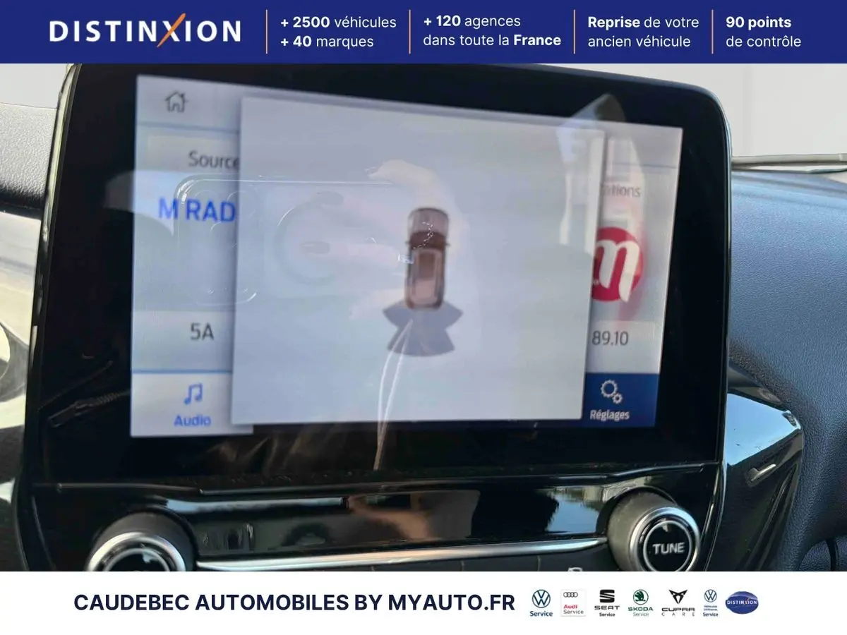 Écran tactile SYNC4 12" affichant la caméra de recul dans l'habitacle du Ford Puma bleu 2024.