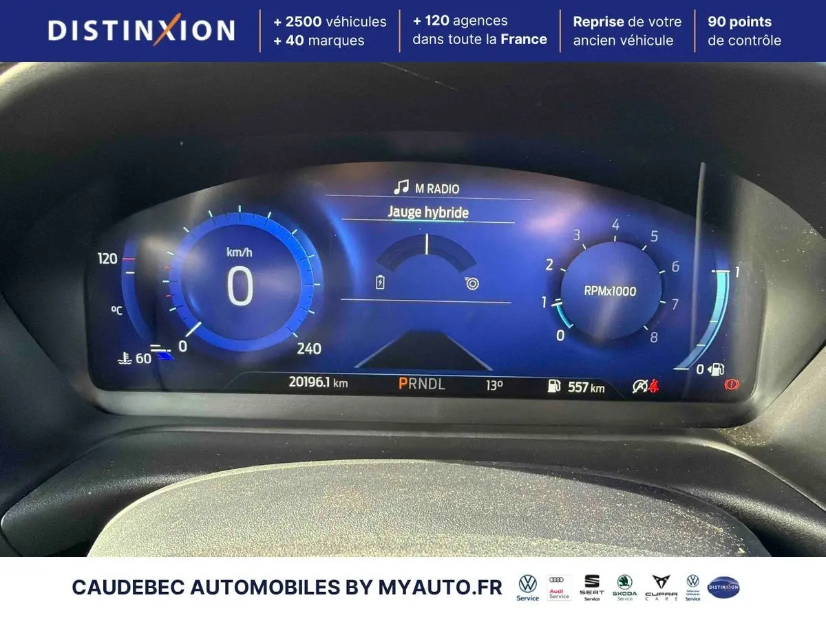 Combiné d'instrumentation numérique bleu affichant vitesse, compte-tours et jauge hybride du Ford Puma 2024.