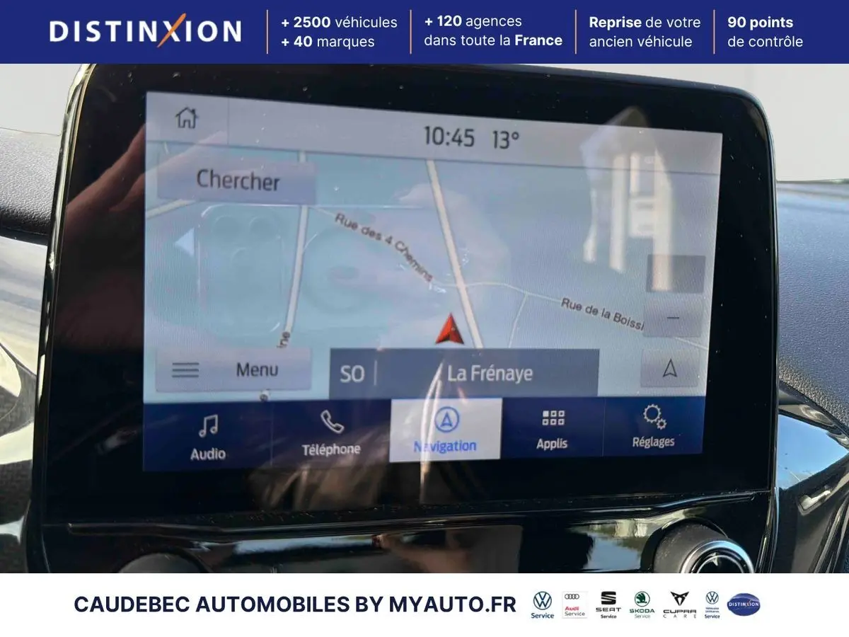 Écran tactile 12 pouces du système SYNC4 avec navigation affichée, intérieur du Ford Puma bleu 2024.