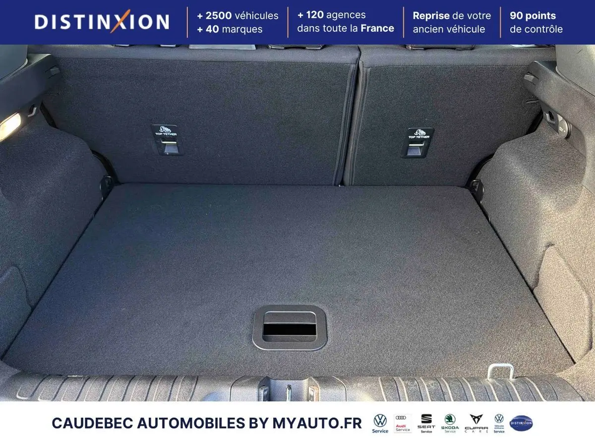 Coffre spacieux et propre de Ford Puma 2024 vu de l'arrière, avec revêtement noir et ancrages Top Tether visibles.