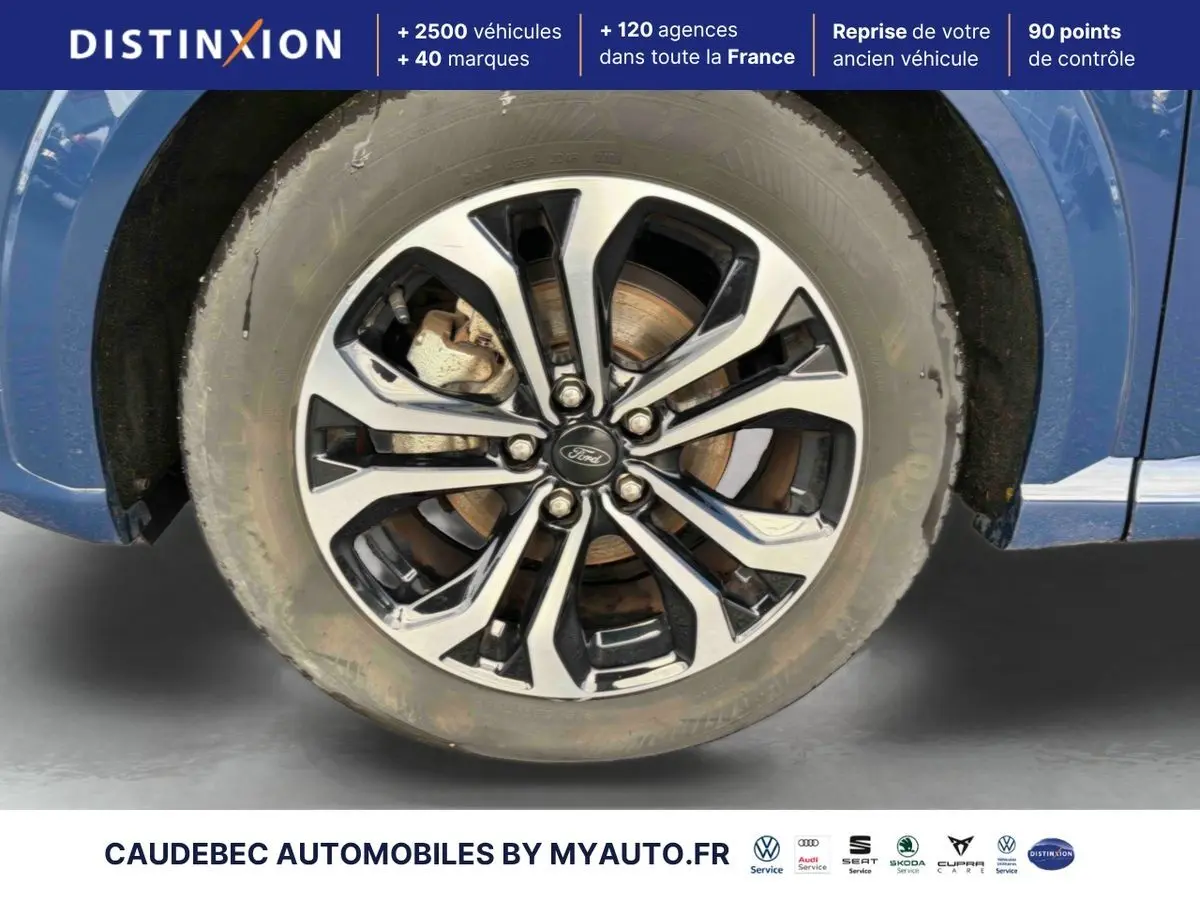 Gros plan sur la jante alliage 17 pouces noire et argentée du côté gauche d’un Ford Puma bleu 2024.
