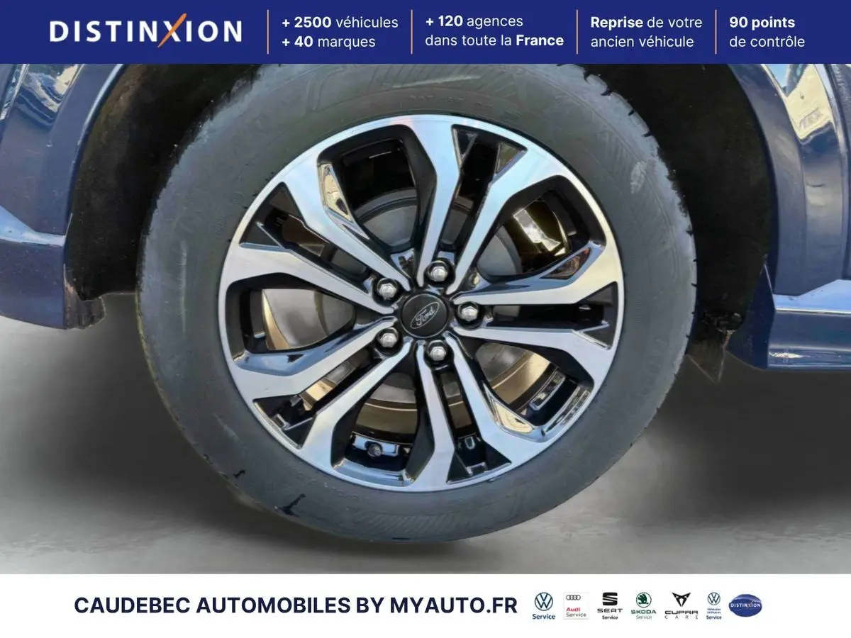 Gros plan sur la jante alliage 17 pouces bicolore du Ford Puma bleu, avec logo Ford au centre.