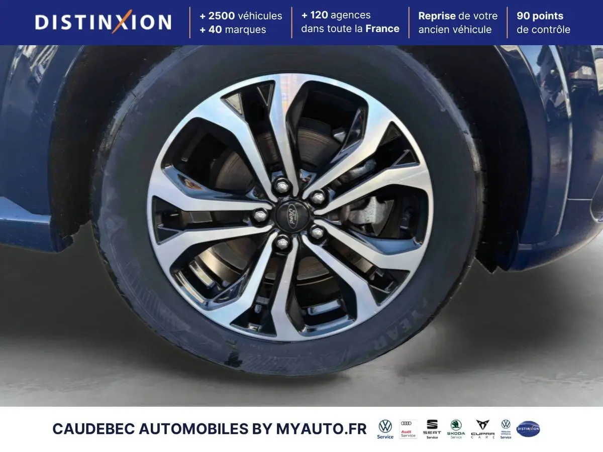 Gros plan sur la jante alliage 17 pouces du Ford Puma bleu, avec logo Ford au centre et pneu Goodyear visible.