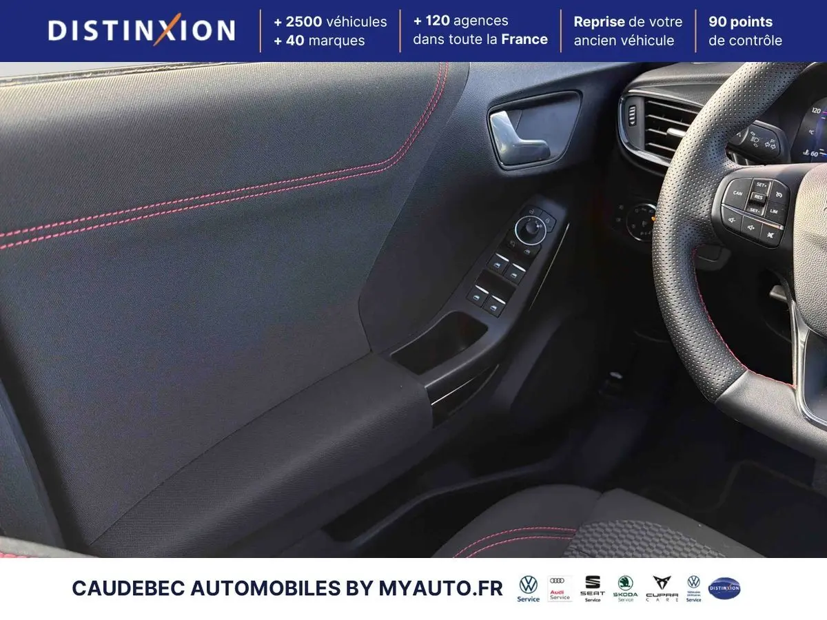 Vue intérieure côté conducteur du Ford Puma 2024, montrant la portière avec surpiqûres rouges et commandes électriques.