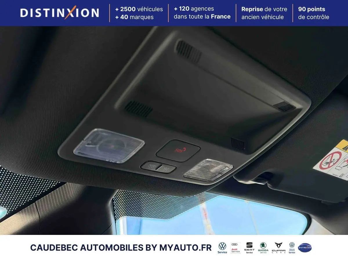 Vue intérieure du plafonnier avec commandes d’éclairage et bouton SOS du Ford Puma bleu 2024.