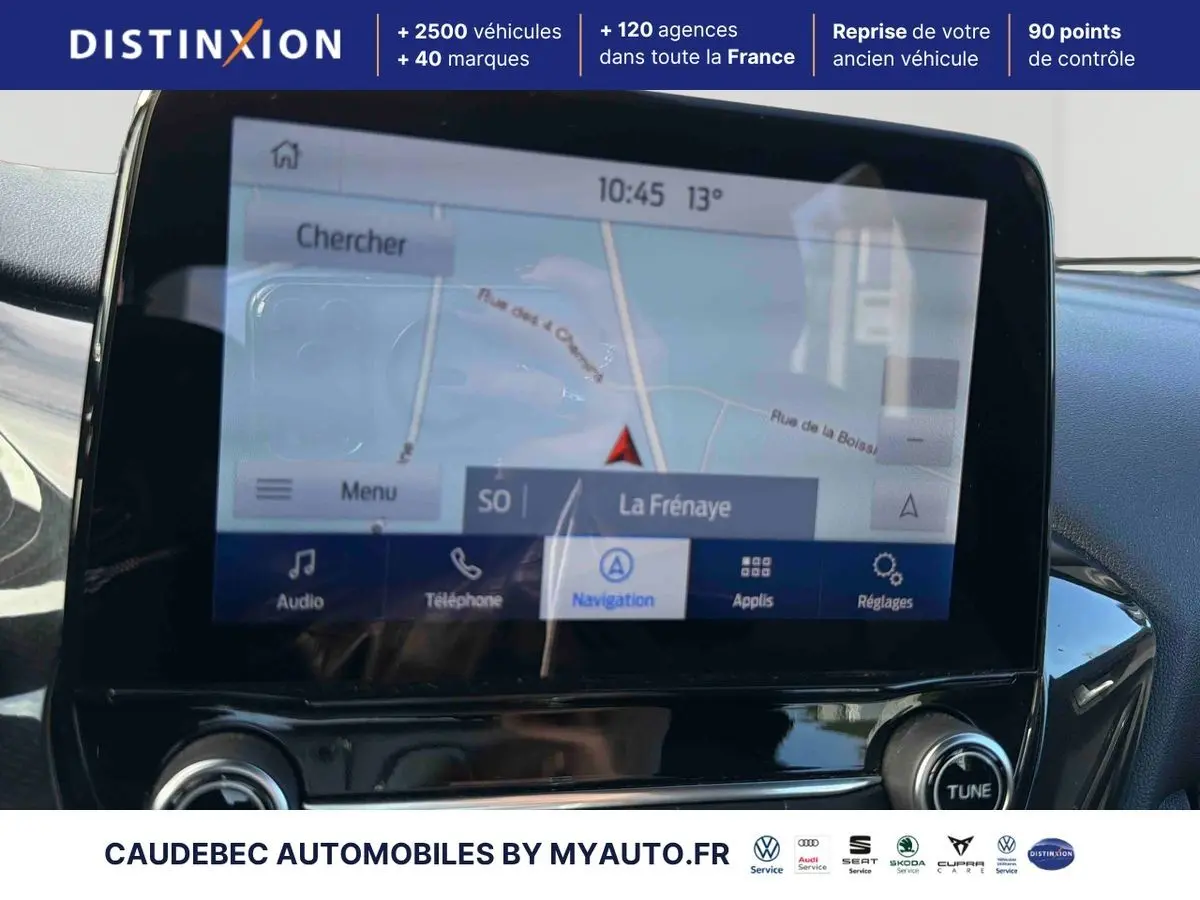 Écran tactile du système SYNC4 avec navigation affichée dans l’habitacle d’un Ford Puma bleu.