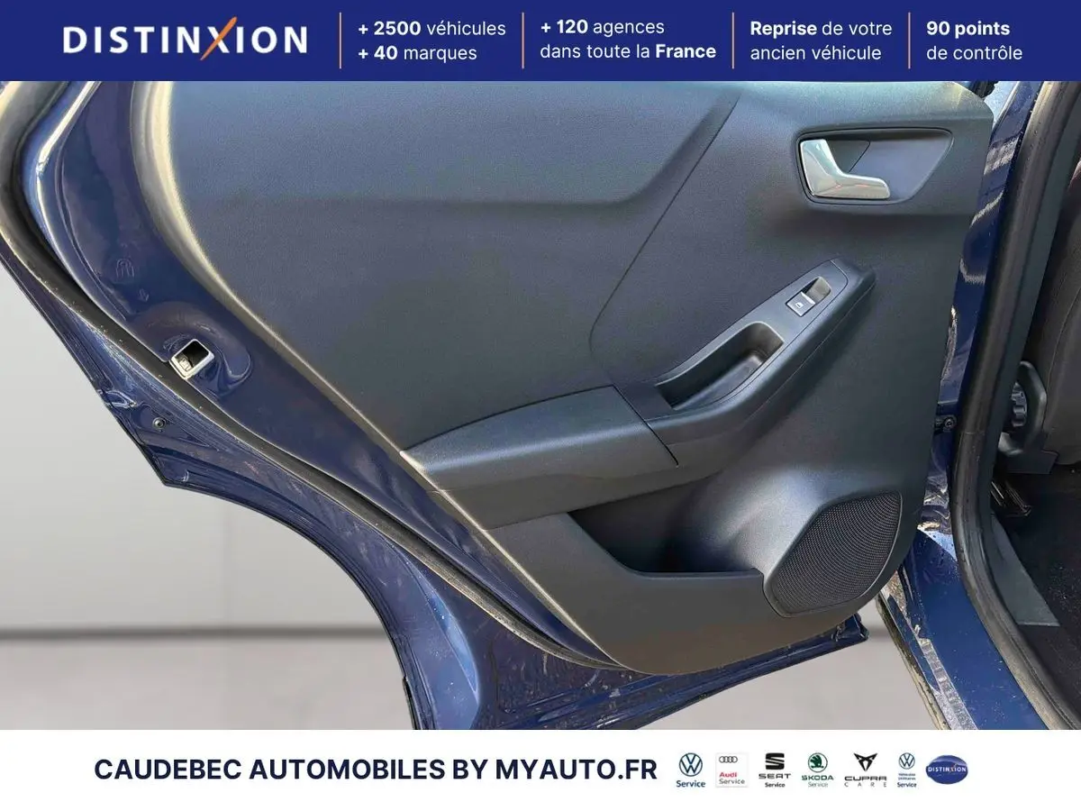 Vue rapprochée de la porte arrière gauche bleu foncé du Ford Puma 2024 avec commande de vitre et haut-parleur intégré.