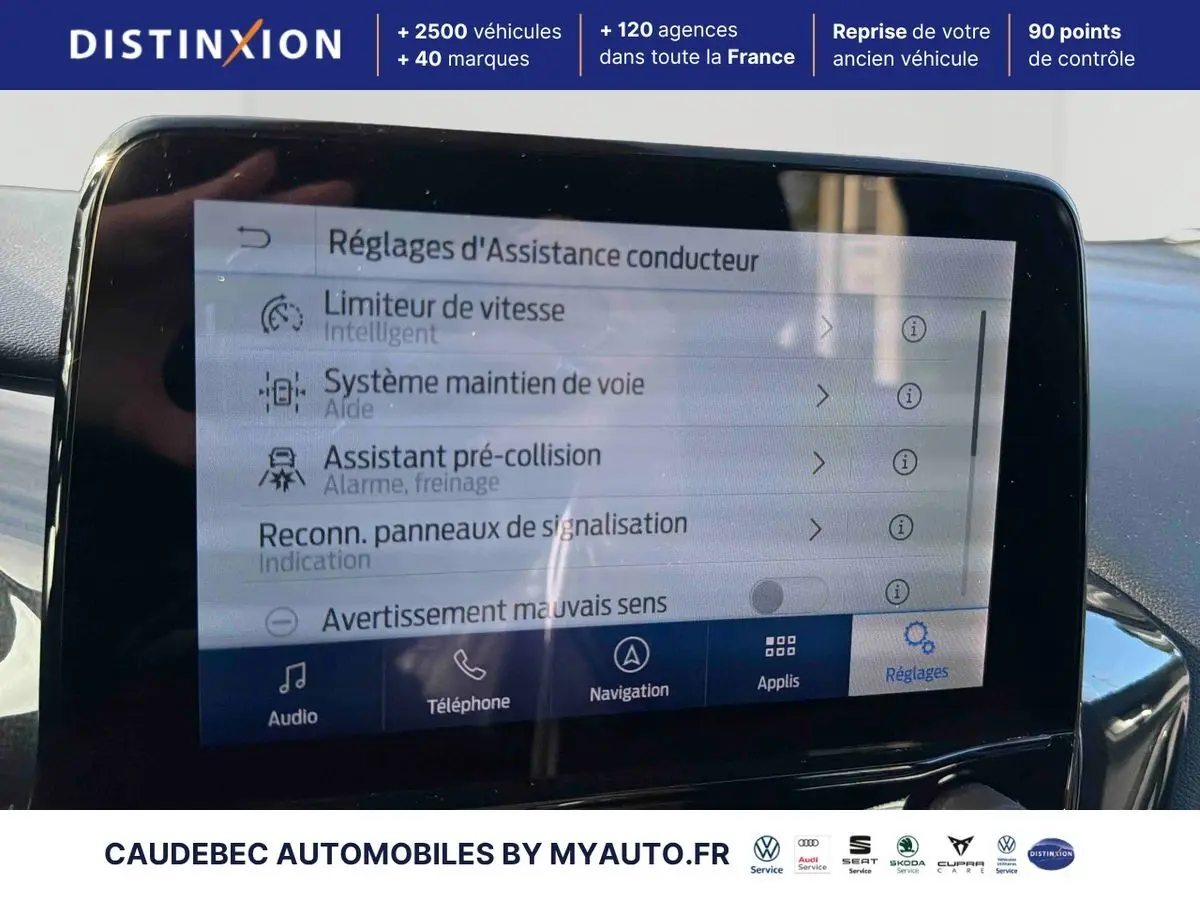 Écran tactile du système SYNC4 affichant les réglages d’assistance conducteur dans un Ford Puma bleu, vue intérieure.