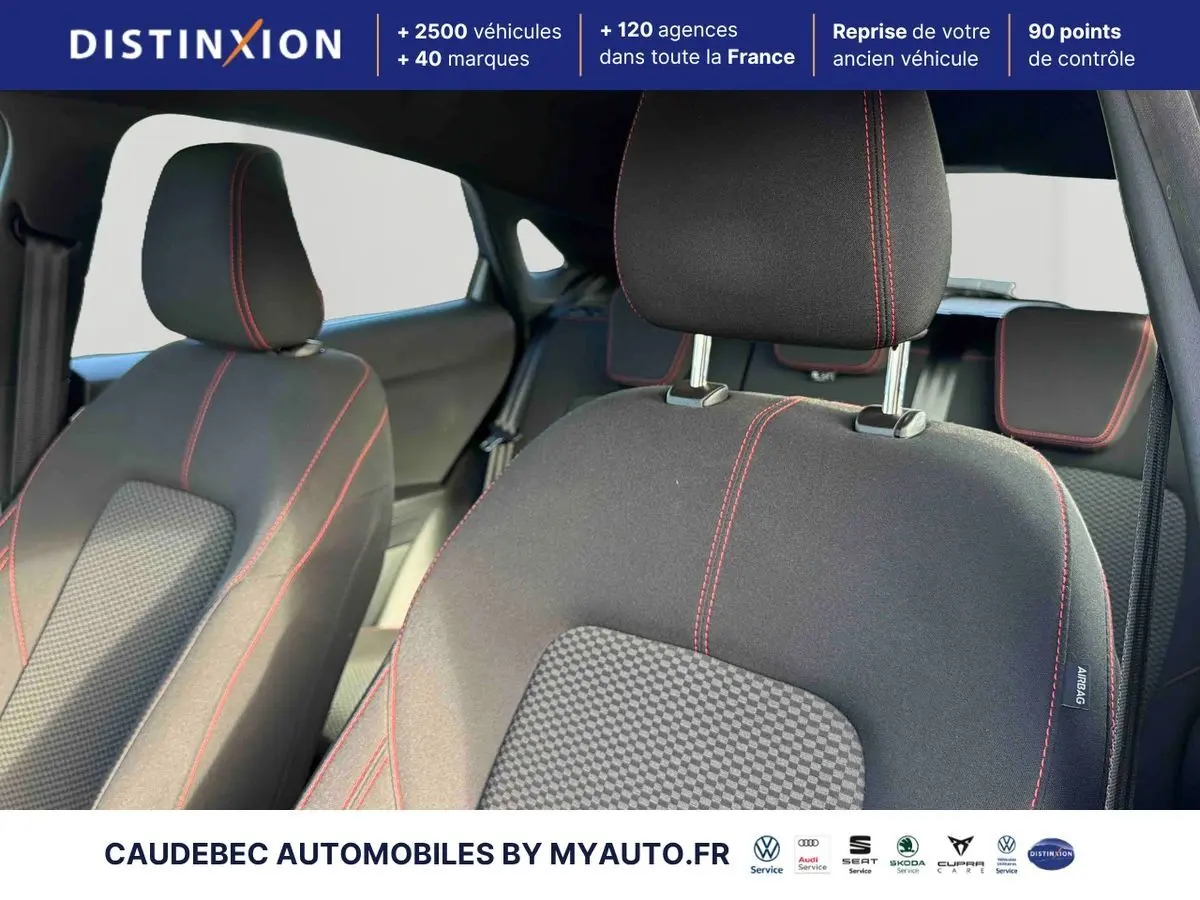 Gros plan sur les sièges sport noirs avec surpiqûres rouges à l'intérieur du Ford Puma 2024.