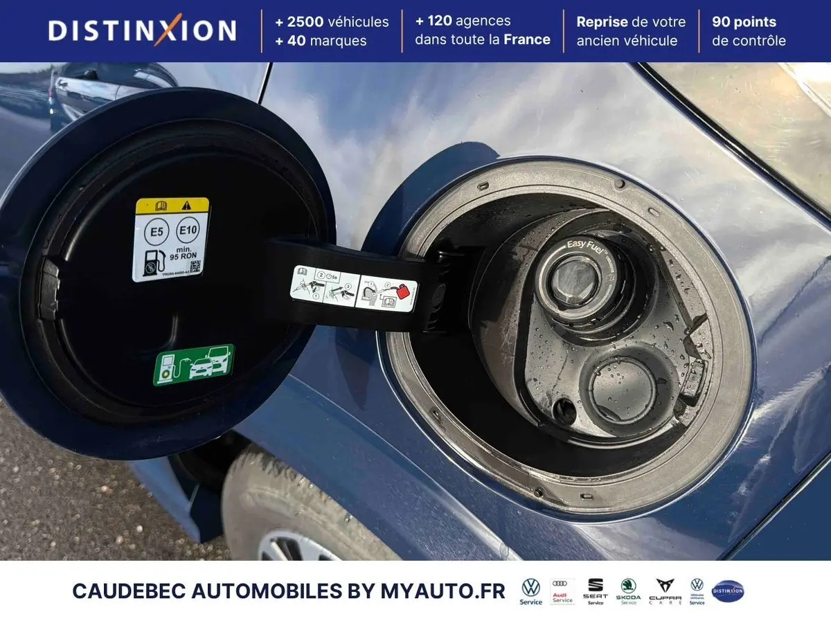 Gros plan sur la trappe à carburant côté gauche d’un Ford Puma bleu 2024 avec bouchon essence Easy Fuel.
