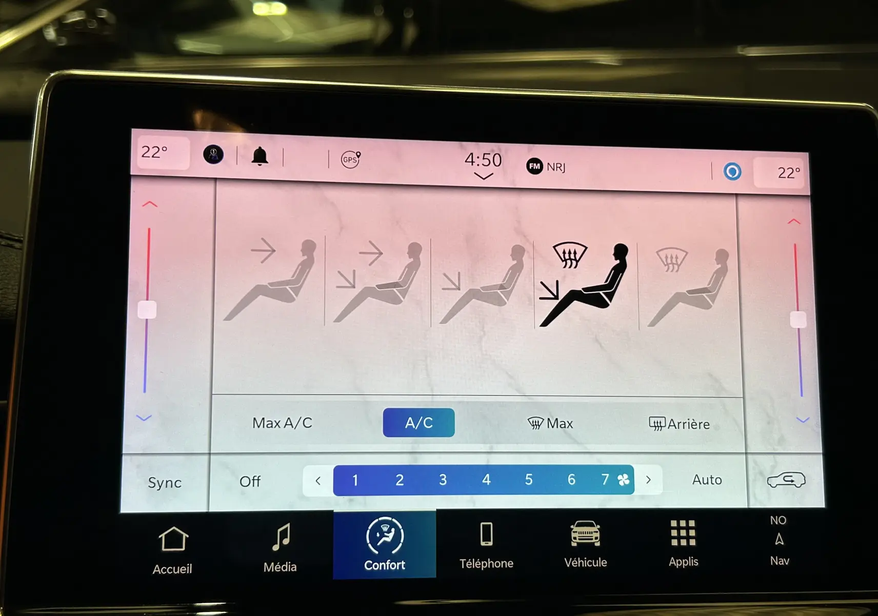 Écran tactile du système de climatisation du Jeep Compass gris, affichant les réglages de confort et température à 22°C.
