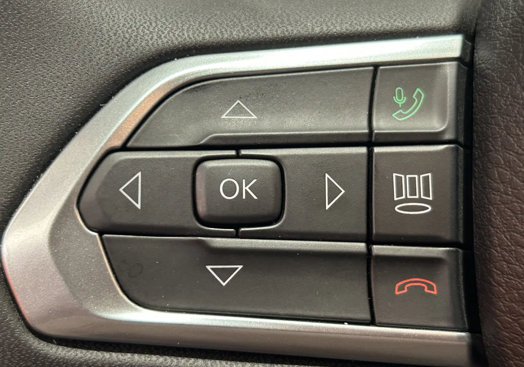 Gros plan sur les commandes multifonctions noires et argentées au volant du Jeep Compass gris Limited 2021.