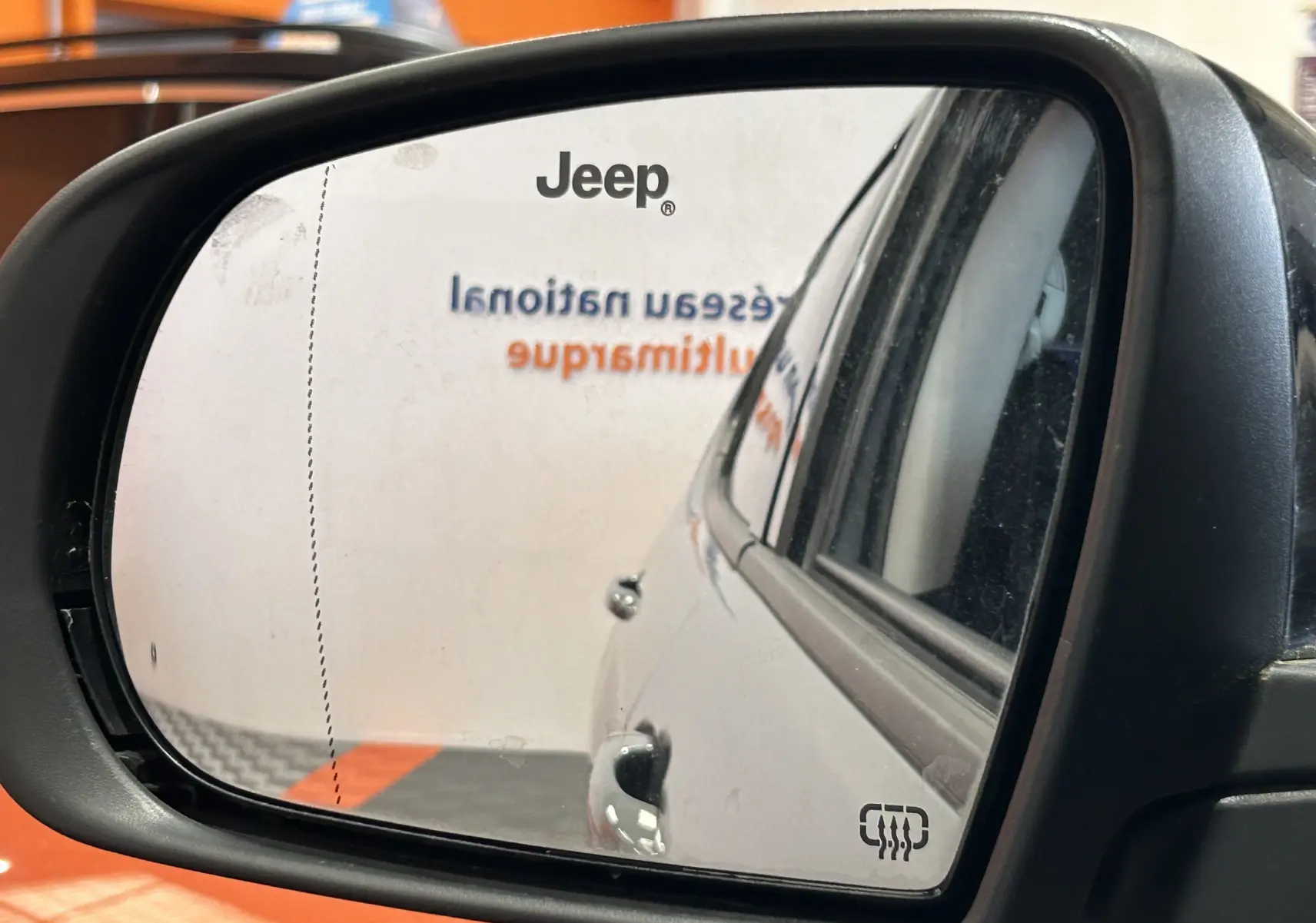Rétroviseur gauche montrant le côté gris métallisé du Jeep Compass Limited 2021 avec logo Jeep visible sur le miroir.
