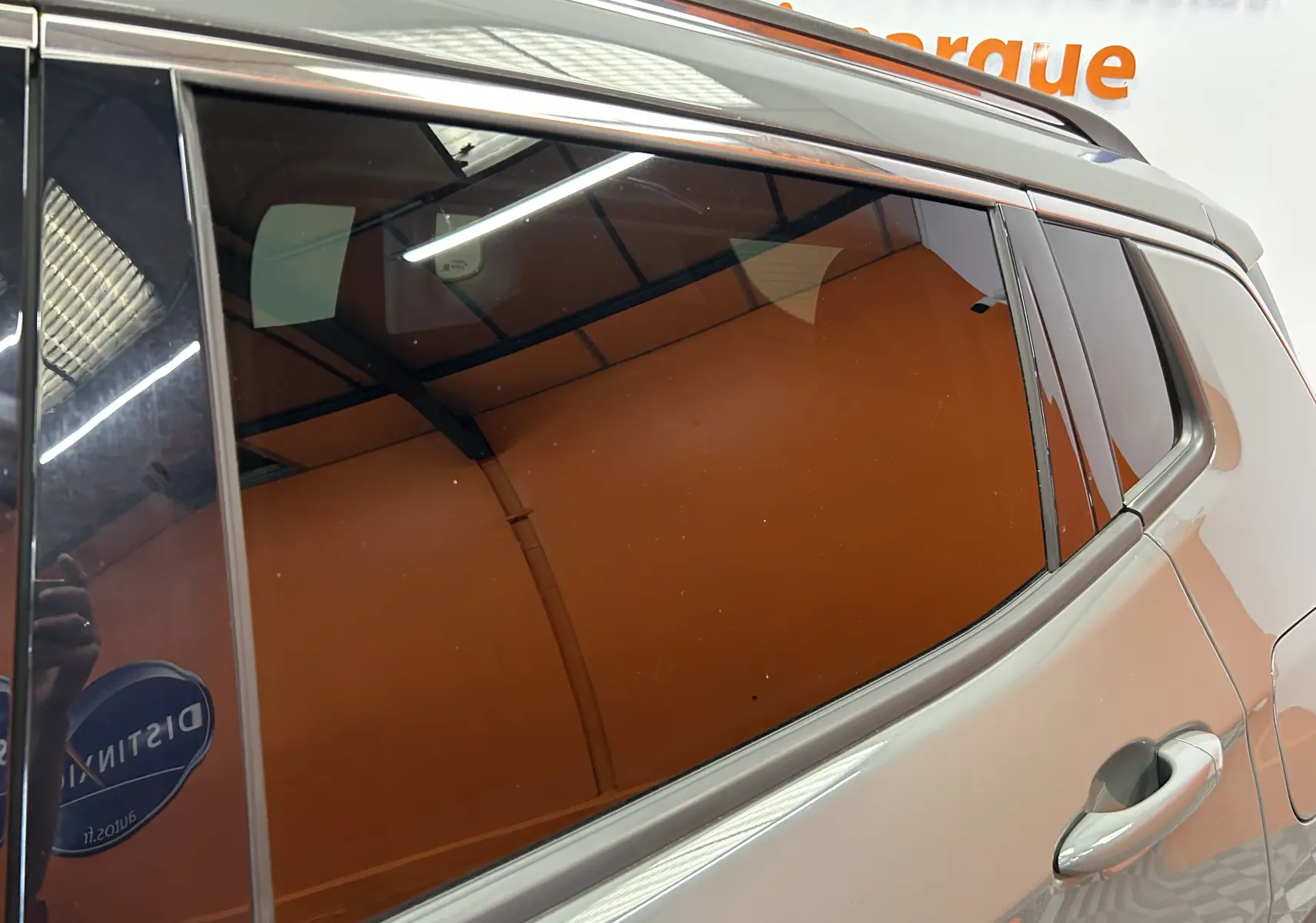 Vue latérale droite sur la porte arrière d'un Jeep Compass gris avec vitres teintées et poignée intégrée.