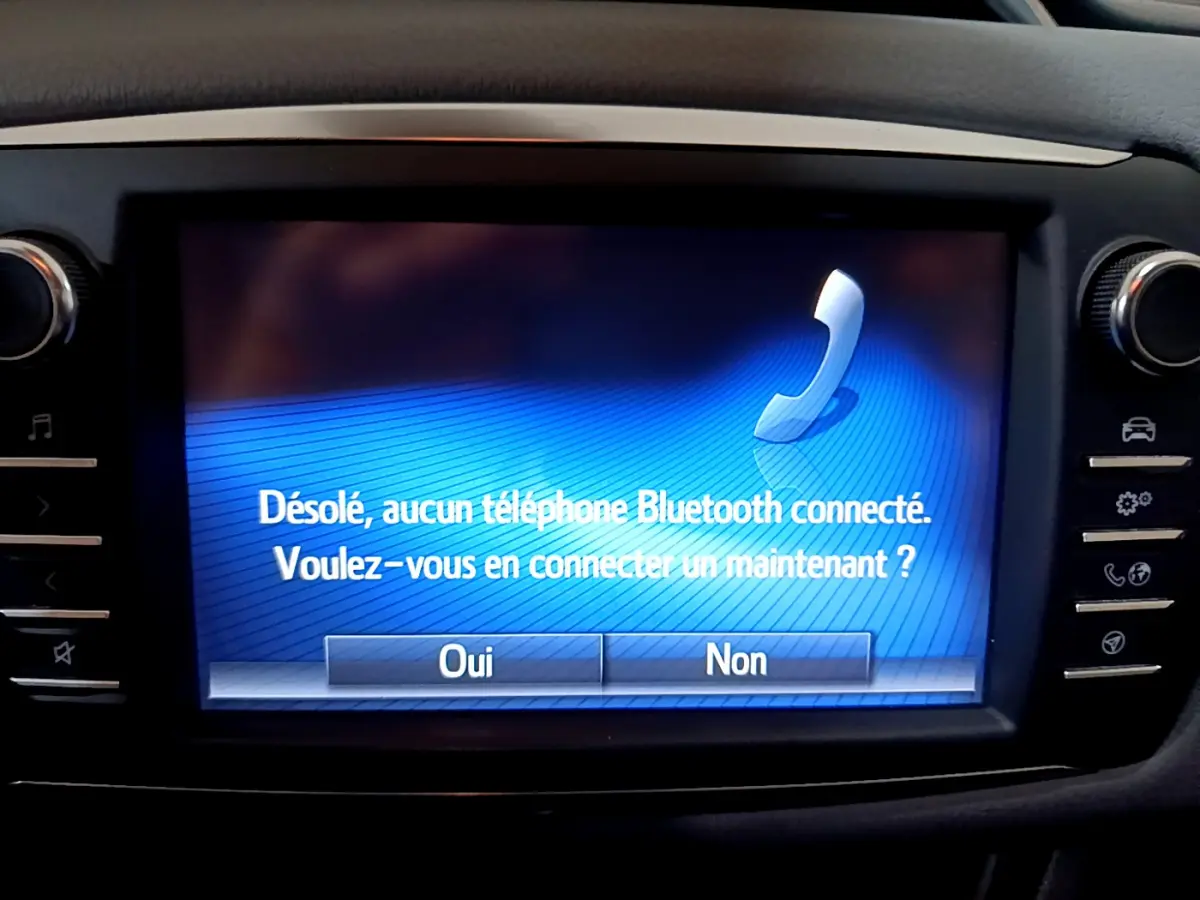 Écran tactile central de la Toyota Yaris blanche 2020 affichant un message Bluetooth sans téléphone connecté.
