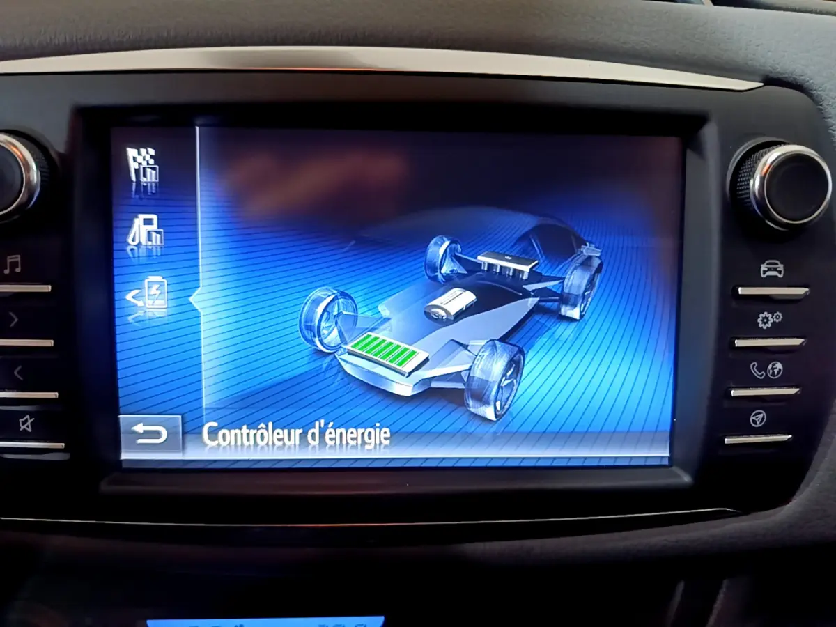 Écran tactile central montrant le contrôleur d'énergie hybride de la Toyota Yaris 1.5 Hybride 2020, intérieur noir.