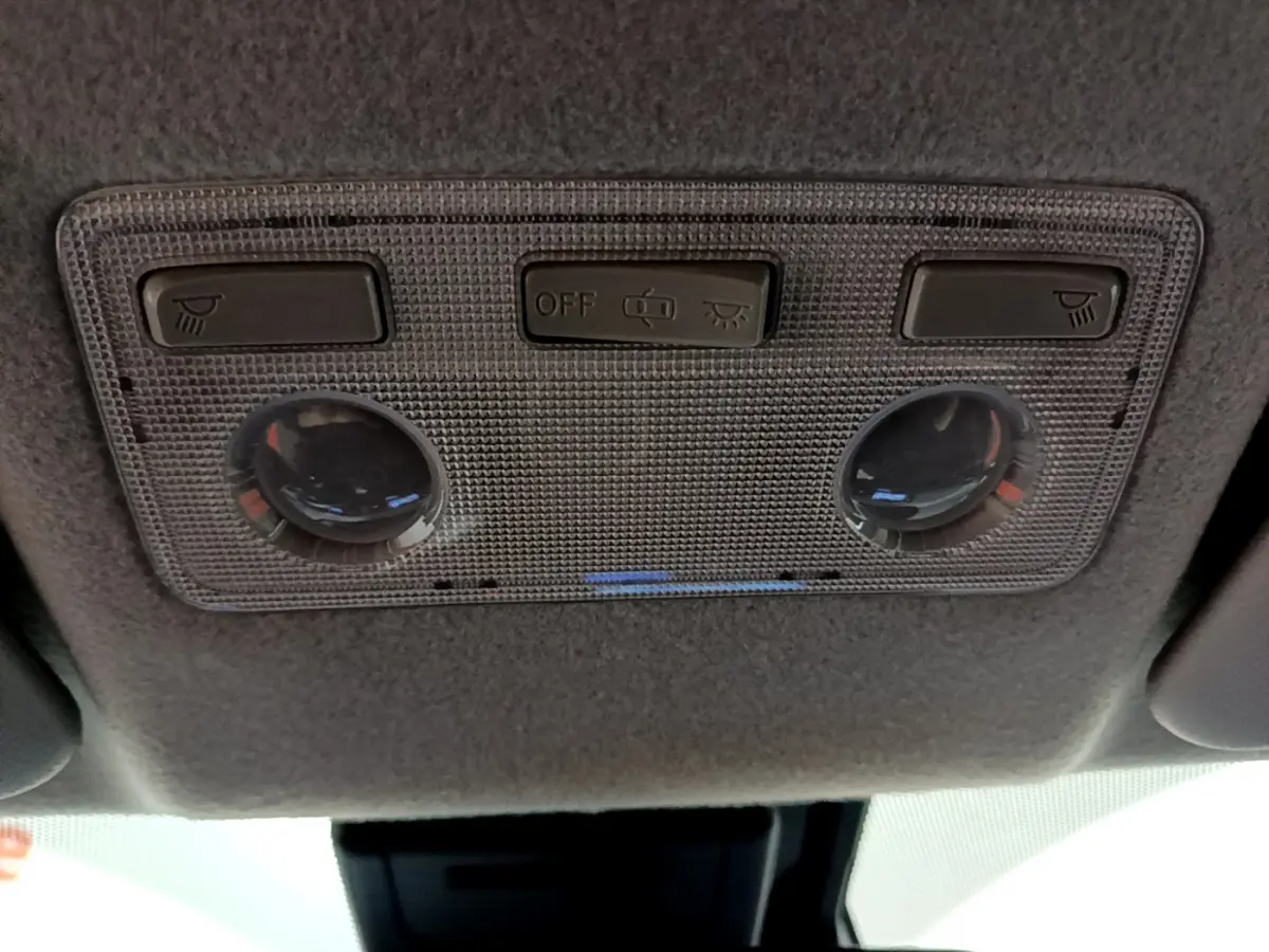 Plafonnier intérieur avec commandes d'éclairage et liseuses dans une Toyota Yaris blanche 2020, vue du plafond avant.