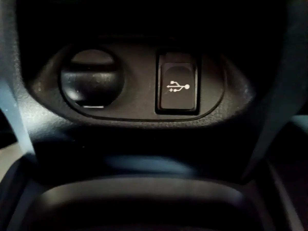Prise USB et allume-cigare en gros plan dans l'habitacle de la Toyota Yaris 1.5 Hybride 2020 blanche
