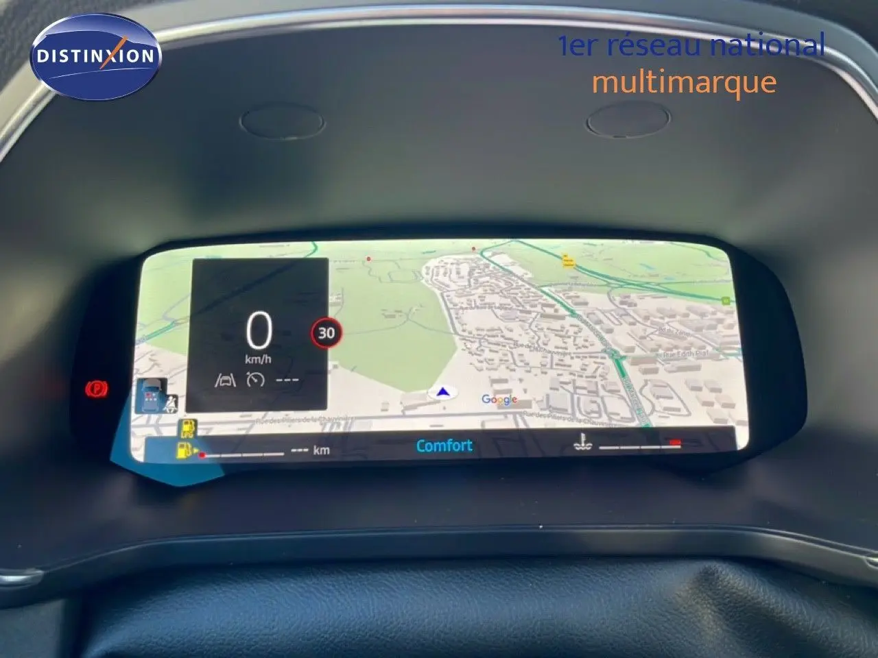 Écran numérique du tableau de bord du Renault Captur 2025 affichant la navigation GPS et la vitesse à 0 km/h.