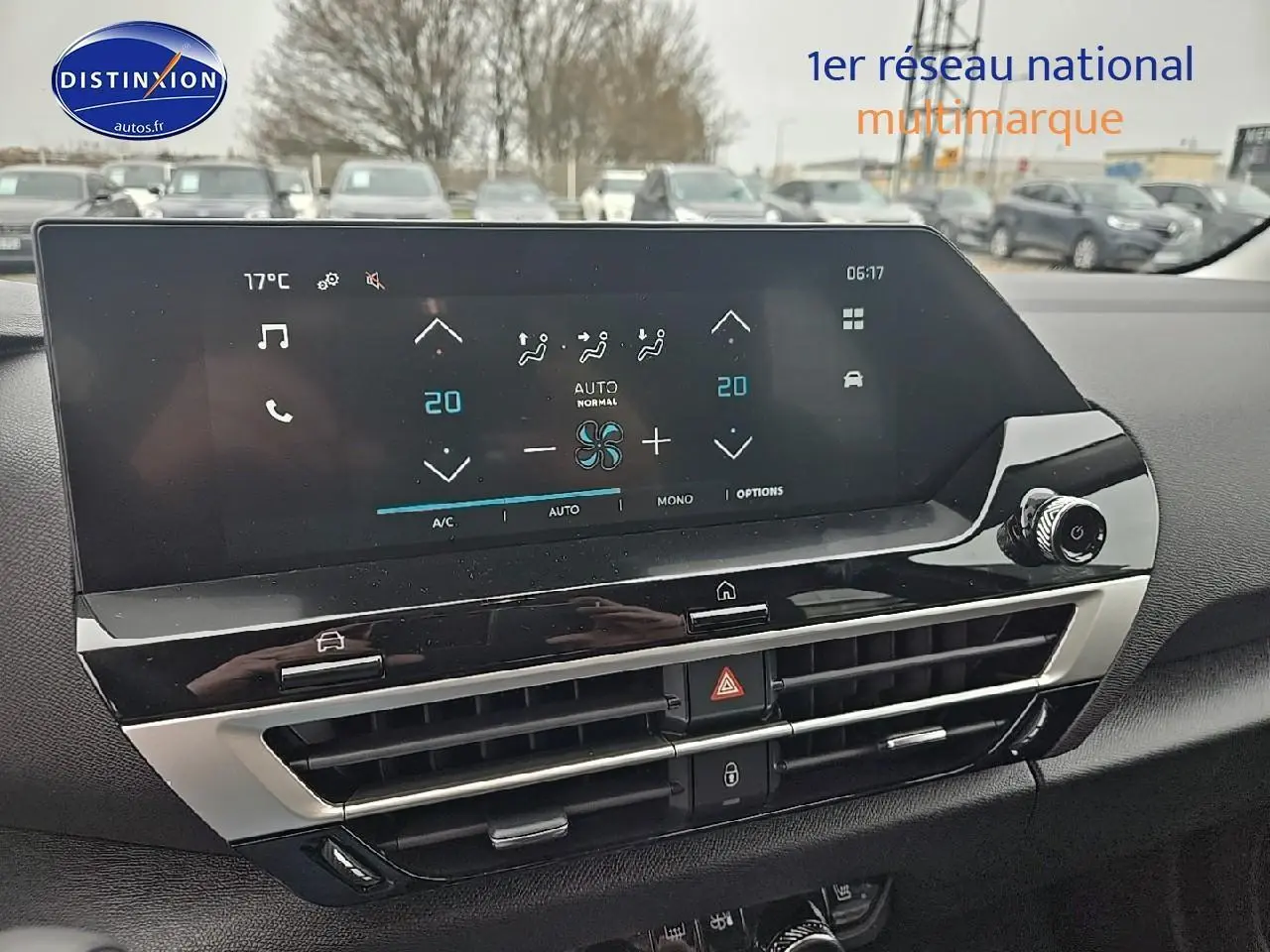 Vue rapprochée de l’écran tactile 10 pouces et commandes de climatisation du tableau de bord d’une Citroën C4 noire.