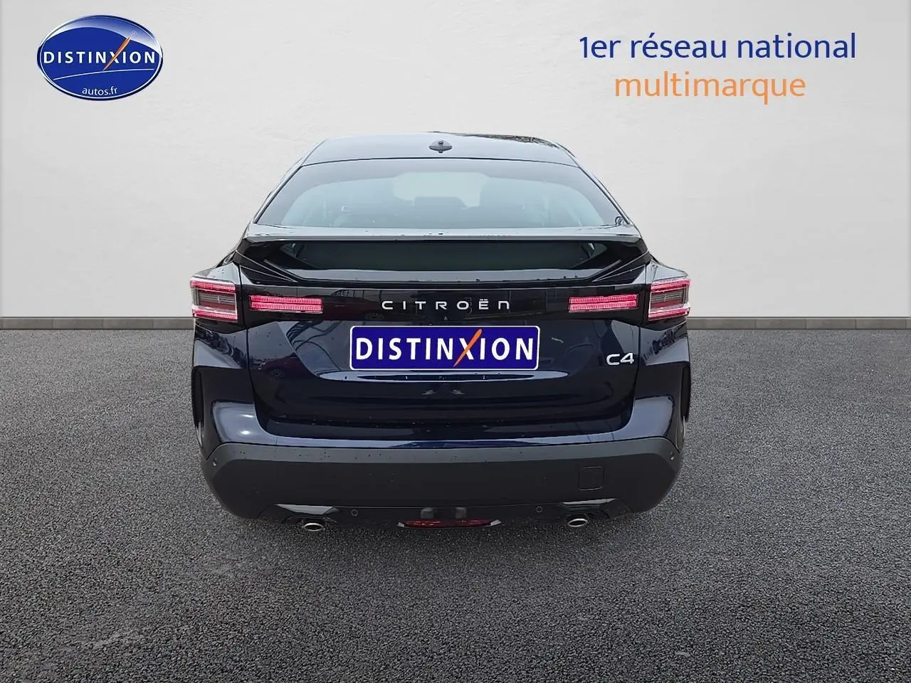 Vue arrière d'une Citroën C4 noire métal 2025 avec feux LED et logo distinctif sur fond neutre.