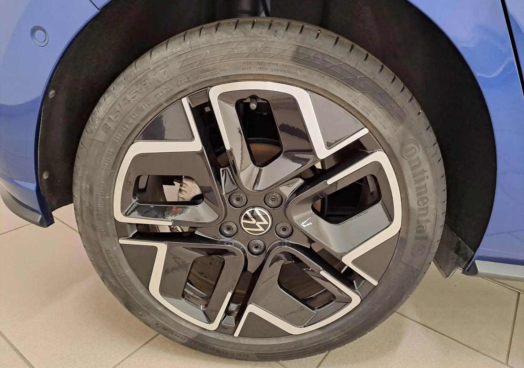 Gros plan sur la jante noire et argentée du côté gauche d'une Volkswagen Polo Bleu Récif 2025 R-Line Edition.