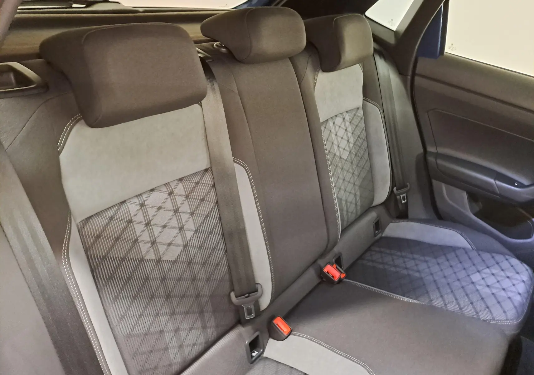 Vue intérieure sur la banquette arrière en tissu gris et noir avec motifs géométriques du Volkswagen Polo Bleu Récif.
