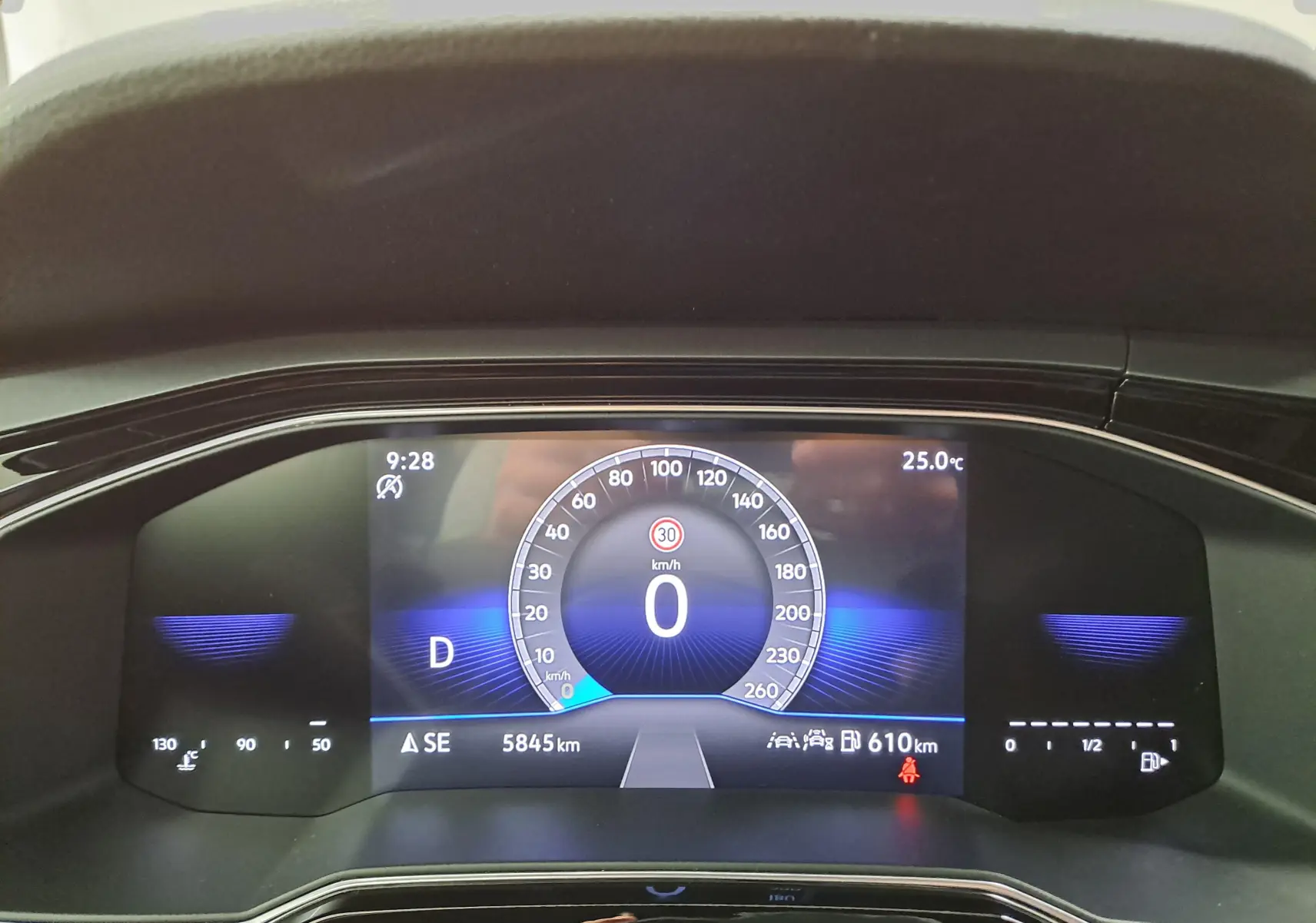 Vue rapprochée du tableau de bord numérique de la Volkswagen Polo Bleu Récif, affichant la vitesse à 0 km/h.