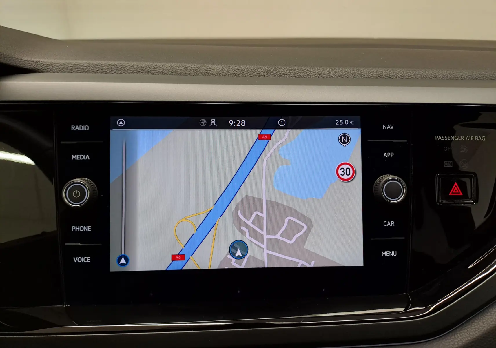 Écran central tactile du tableau de bord du Volkswagen Polo 2025 affichant la navigation GPS.