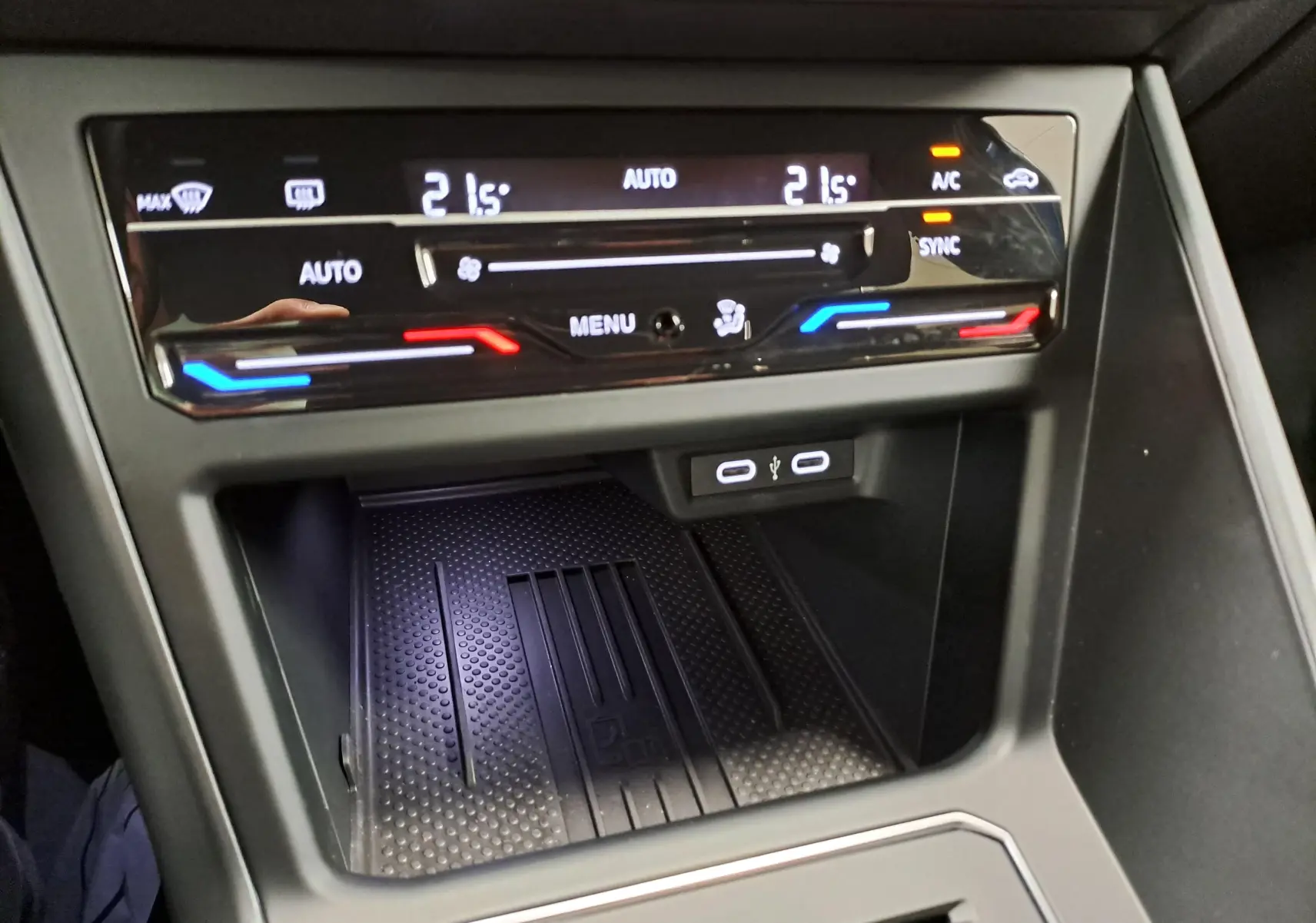 Vue rapprochée de la console centrale avec commandes climatisation digitale et prise USB dans une Volkswagen Polo 2025.
