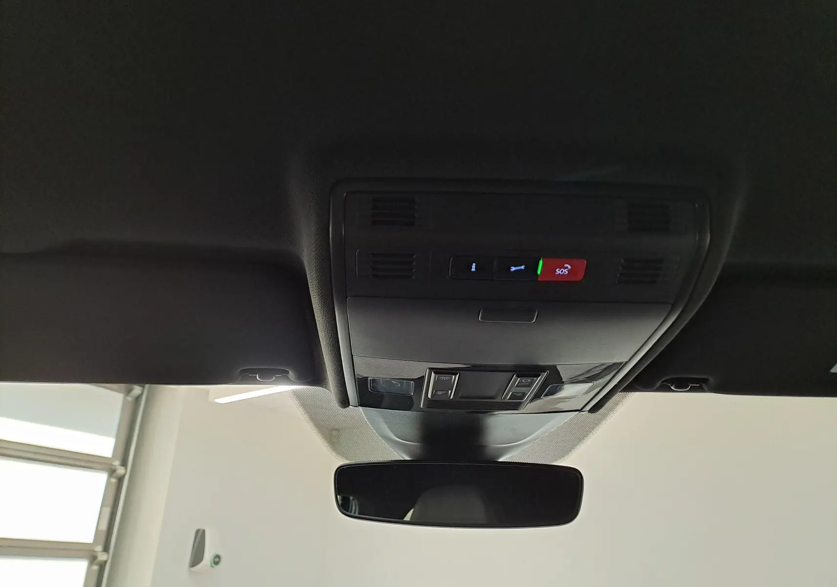 Vue intérieure du plafonnier avec commandes d’éclairage et bouton SOS dans un Volkswagen Polo Bleu Récif 2025.