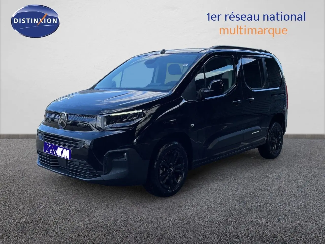 Vue 3/4 avant d'un Citroën Berlingo noir Perla Nera métallisé avec jantes noires et calandre moderne.