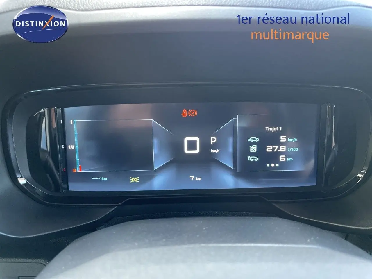 Tableau de bord numérique du Citroën Berlingo 2026, affichage digital avec informations de trajet et vitesse à l'arrêt.