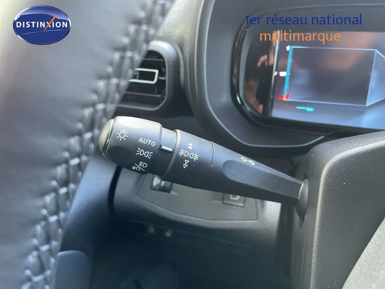 Gros plan sur la commande des phares et clignotants à gauche du volant d’un Citroën Berlingo noir Perla Nera 2026.