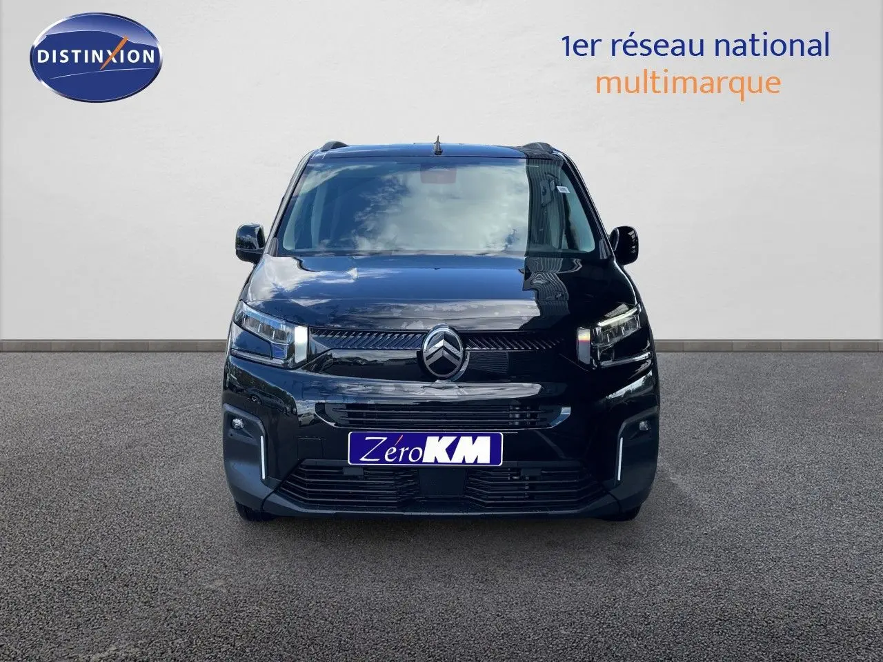 Vue avant d'un Citroën Berlingo MPV noir Perla Nera métallisé, avec calandre moderne et phares LED distinctifs.