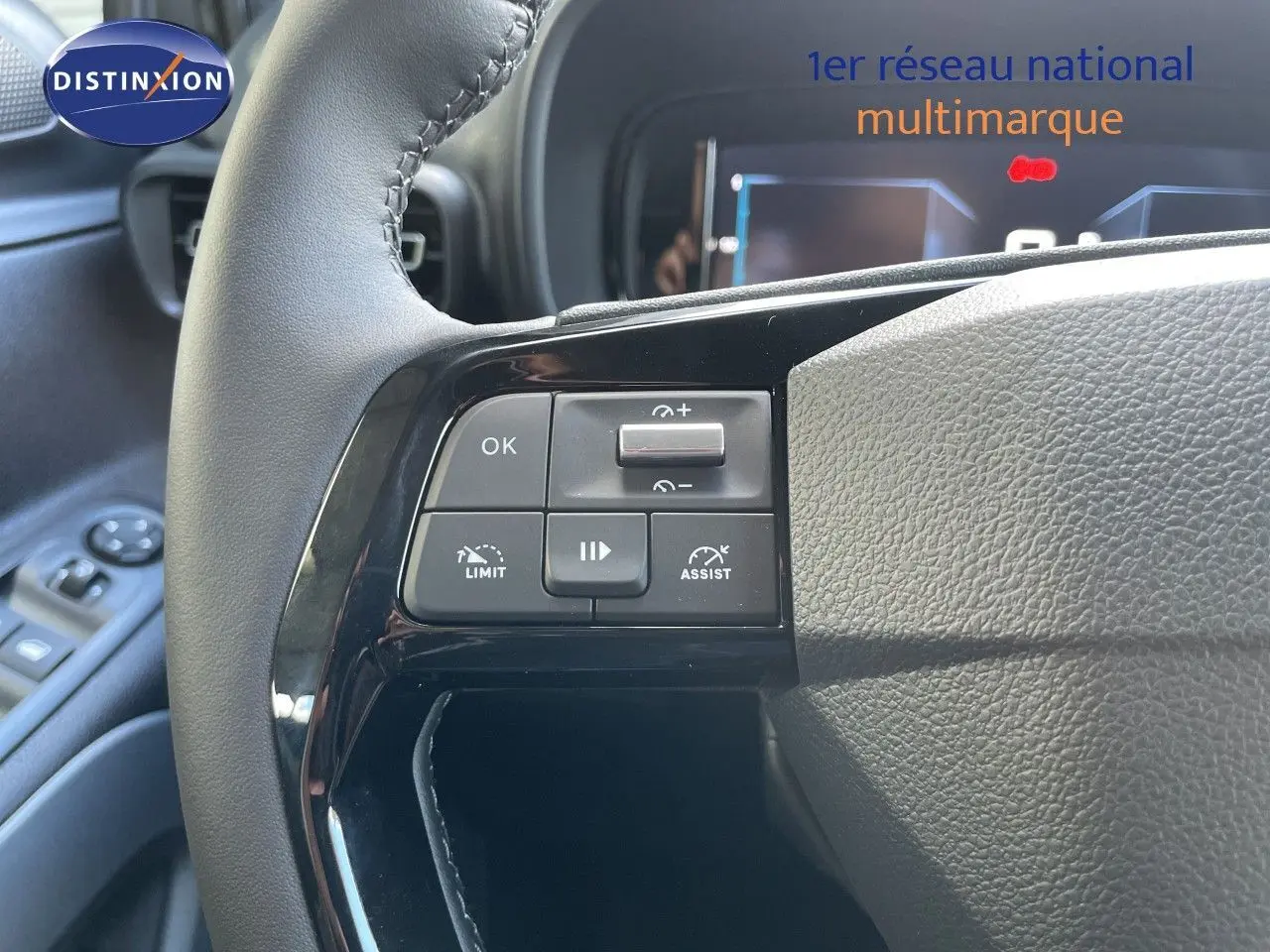 Gros plan sur le volant cuir noir du Citroën Berlingo 2026, avec commandes de régulateur et limiteur de vitesse.