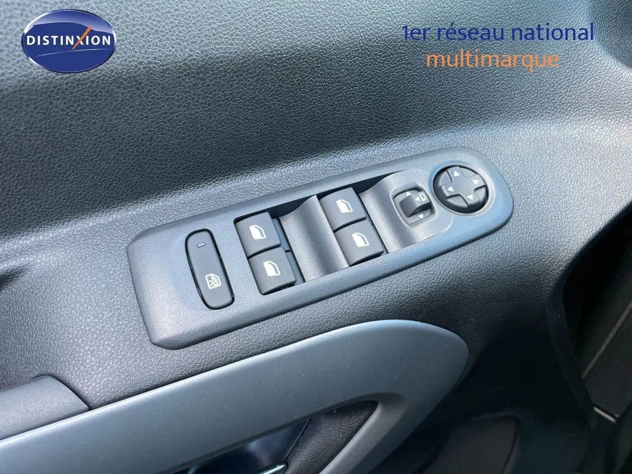 Gros plan sur les commandes des vitres électriques et rétroviseurs côté conducteur du Citroën Berlingo noir Perla Nera 2026.