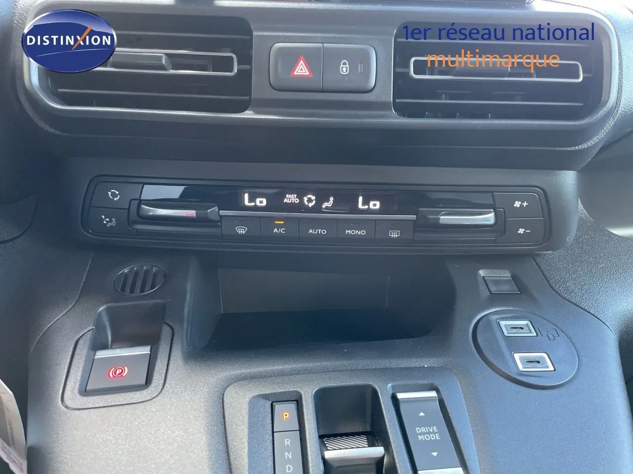 Vue rapprochée de la console centrale du Citroën Berlingo 2026 noir, montrant la climatisation et la commande de boîte auto.
