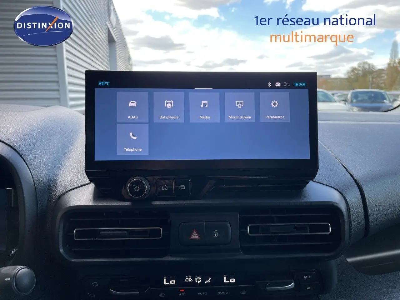 Vue intérieure centrée sur l'écran tactile du tableau de bord du Citroën Berlingo 2026, finition noire.