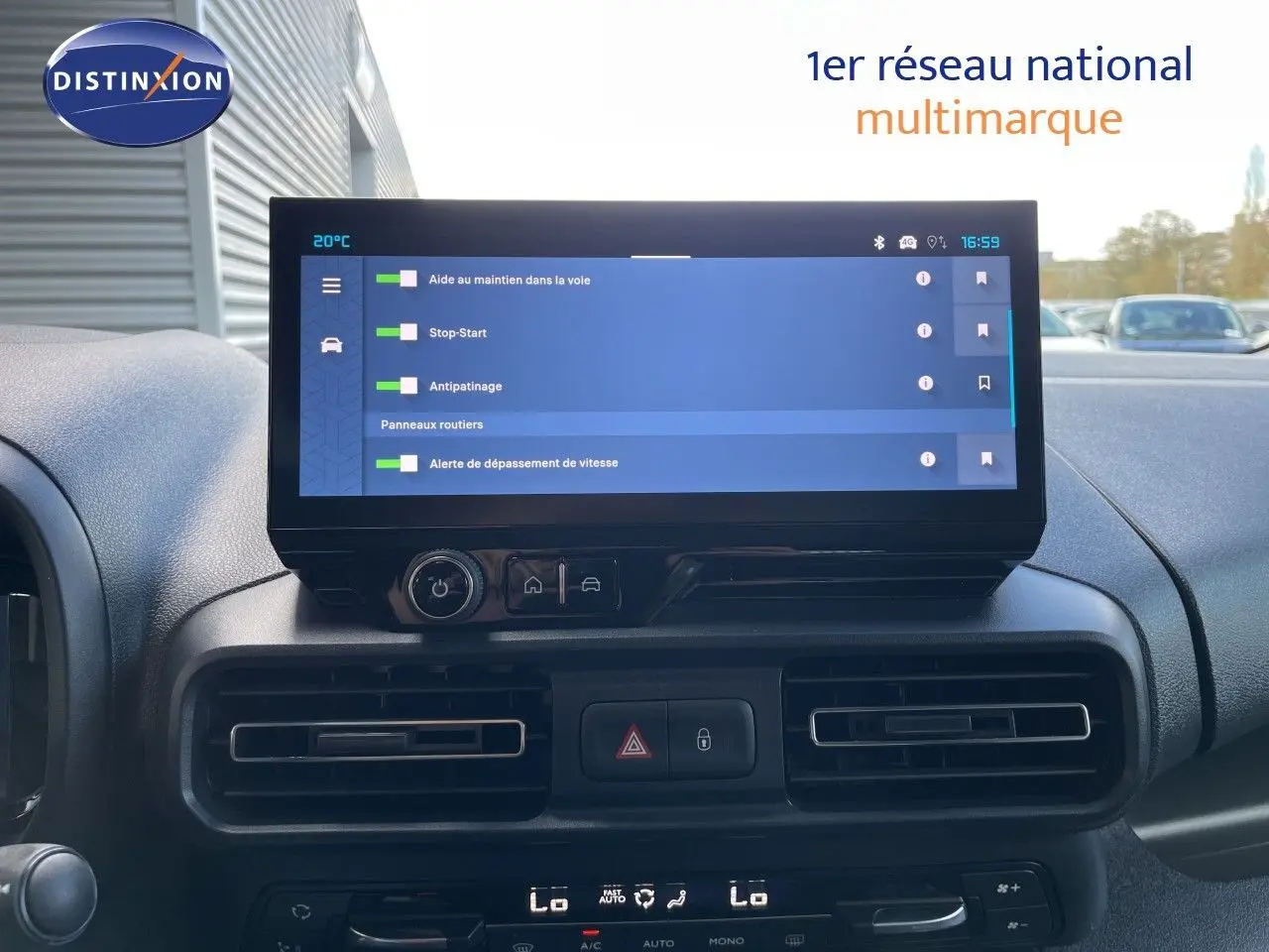 Vue intérieure du tableau de bord du Citroën Berlingo 2026, écran tactile et commandes de climatisation visibles.